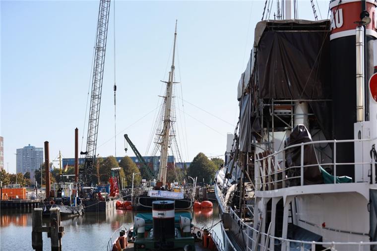 Bremerhaven: Ponton wird aus dem Alten Hafen geschleppt Der Ponton wird am Mittwoch aus dem Alten Hafen geschleppt.