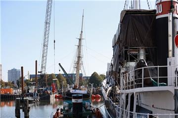 Der Ponton wird am Mittwoch aus dem Alten Hafen geschleppt. 