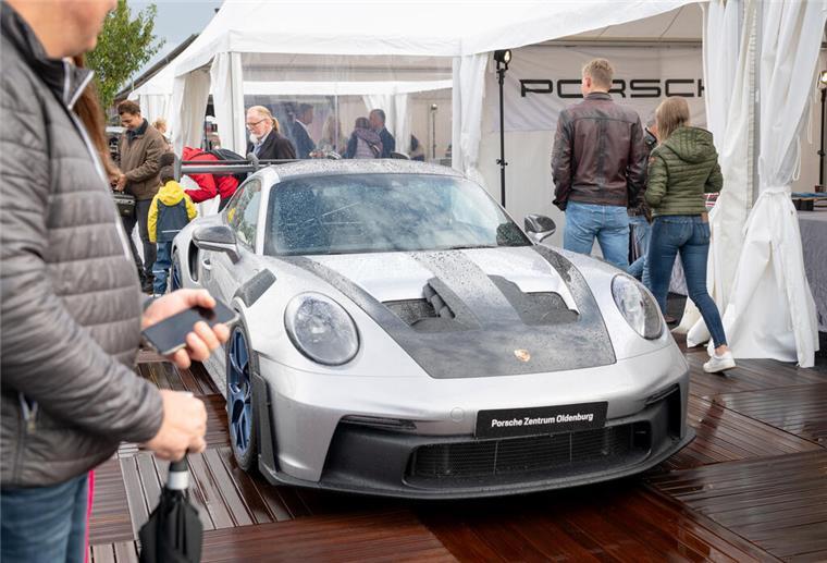 Mit Bildern: Porsche feiert ohne Klimakleber im Fischereihafen Geburtstag Leute stehen um ein Auto