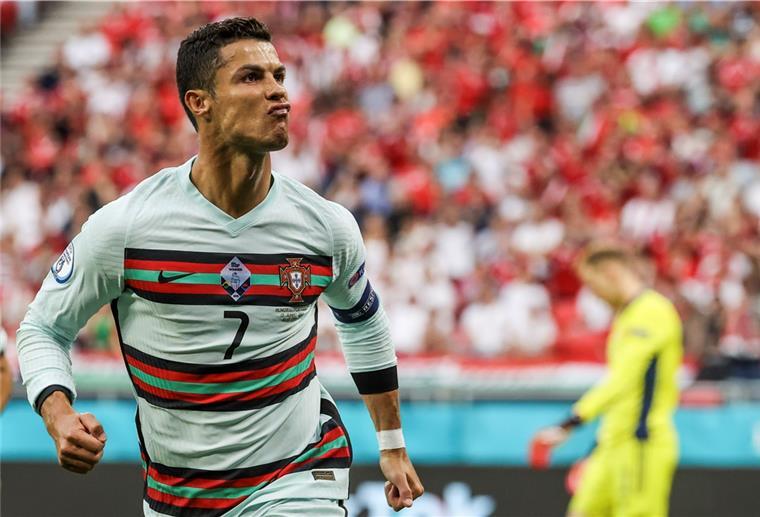 „Dann können die Deutschen gemeinsam mit den Türken zwei Wochen Urlaub machen“ Der portugiesische Stürmer Christiano Ronaldo könnte den Deutschen am Samstag eins auswischen.