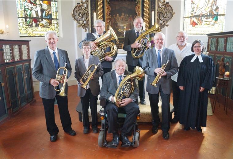 Der Posonaunenchor heute (von links stehend): Johann Pape, Anita Roos, Günter Henning, Heinz Umlauf, Klaus Schriever, Joachim Köhler, Anja Niehoff; in der Mitte sitzend Adolf Besler.