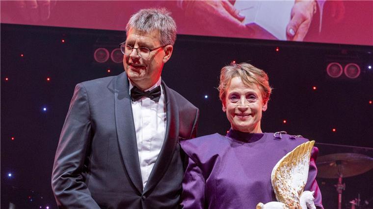 Dressurreiterin Werth als „Legende des Sports“ ausgezeichnet Der Präsident des Deutschen Olympischen Sportbundes, Thomas Weikert, überreichte Dressurreiterin Isabell Werth den Preis für die „Legende des Sports“.
