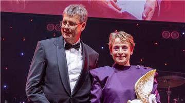 Der Präsident des Deutschen Olympischen Sportbundes, Thomas Weikert, überreichte Dressurreiterin Isabell Werth den Preis für die „Legende des Sports“.