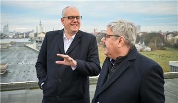 Der Präsident des Senats Andreas Bovenschulte, besucht Bremerhaven und lässt sich von Oberbürgermeister  Melf Grantz das künftige Werftquartier zeigen. 