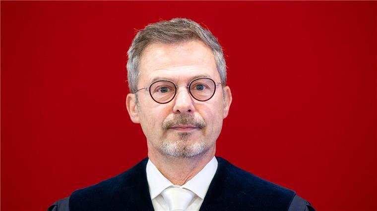 Gericht verhandelt über Klage gegen Ausbildungsfonds Der Präsident des Staatsgerichtshof leitet das Verfahren.
