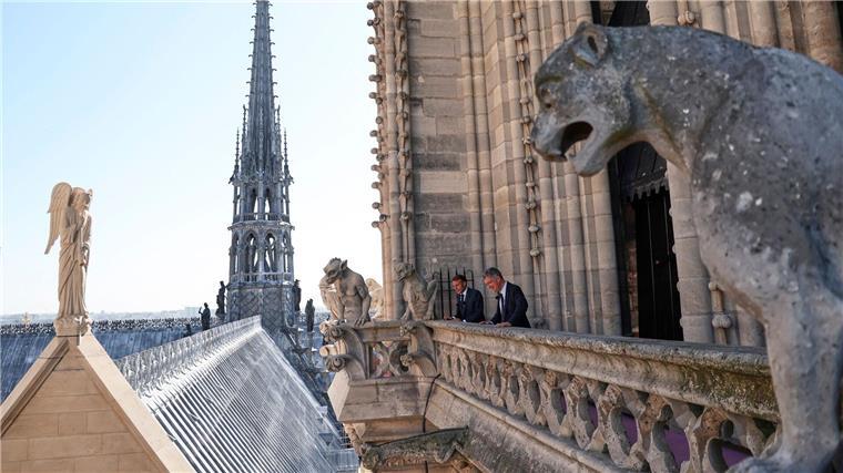 Der Präsident von Frankreich schaut sich den neu eröffneten Kirchturm an. 
