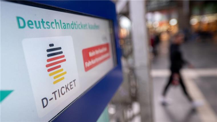 Minister begrüßt Preiseinigung beim Deutschlandticket Der Preis des Tickets stellt für Niedersachsens Verkehrsminister Lies für viele Kunden eine Herausforderung dar. (Archivbild)