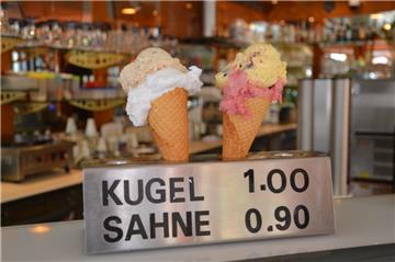 Der Preis je Kugel variiert bei den vier getesteten Eisdielen zwischen 1 Euro und 1,20 Euro. Einige Eisverkäufer überlegen bereits aufgrund steigender Kosten in der Produktion, das Eis teurer zu machen.