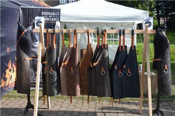 Der professionelle Griller braucht auch eine Schürze. Foto: Schoener
