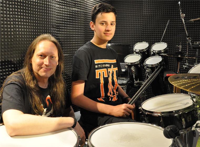 Der Profi-Drummer und das Talent: Michael Ehré und sein Sohn Justin aus Nordenham Der Profischlagzeuger Michael Ehré und sein Sohn Justin.