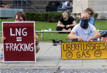 Der Protest gegen Flüssigerdgasnutzung kommt von der Straße und geht nun wohl auf den Rechtsweg.