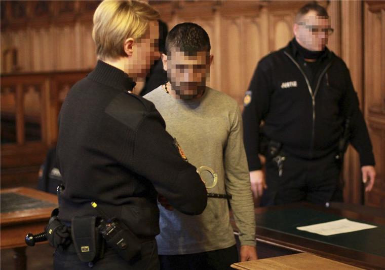 Brutaler Axtmörder von Bremerhaven: Anklage liest sich wie Horrorfilm-Drehbuch Der Prozess gegen den mutmaßlichen Axtmörder aus Bremerhaven wurde am Montag fortgesetzt.