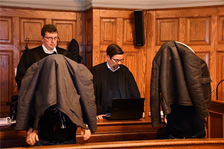 Zoff um Fotos: Clan-Mitglieder verlassen Gerichtssaal Zoff um Fotos: Der Prozess gegen drei Brüder des Familienclans, der 2017 auf der Goethestraße mehrere Polizisten angegriffen haben soll, begann am Freitag turbulent.