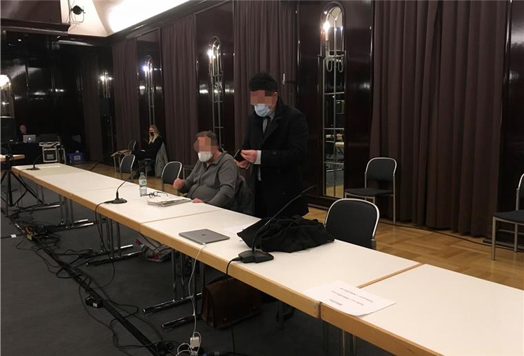 Sozialbetrug: Bremerhaven als Schlaraffenland Zwei Personen, der Angeklagte und sein Anwalt, an einer langen Tischreihe.