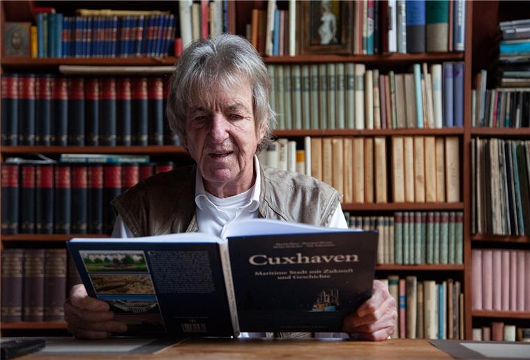 Nik Schumann bringt Bildband über Cuxhaven heraus Der Publizist Nik Schumann liebt das gedruckte Wort. Die Buchrücken in seinen Regalen lesen sich wie das „Who is Who“ der Weltliteratur.