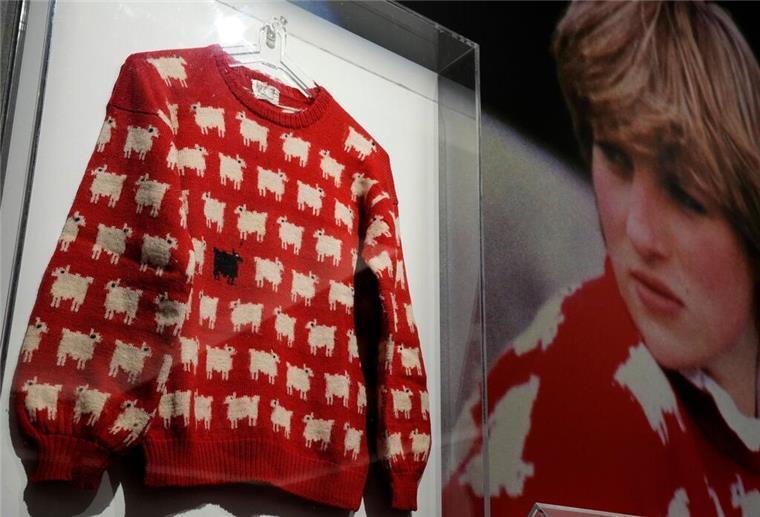 Der Pullover von Prinzessin Diana im Auktionshaus Sotheby’s.