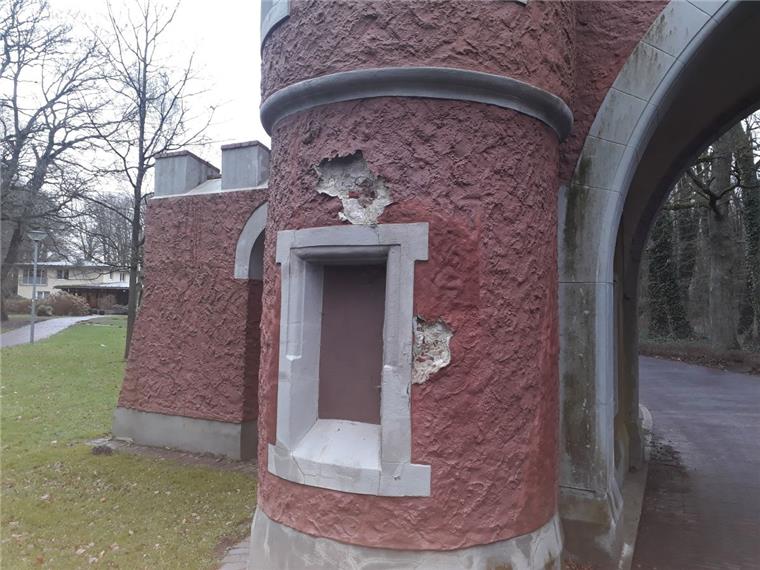 Bremerhaven: Parktor in Speckenbüttel muss dringend repariert werden Der Putz blättert an etlichen Stellen des denkmalgeschützten Baus bis aufs Mauerwerk ab.