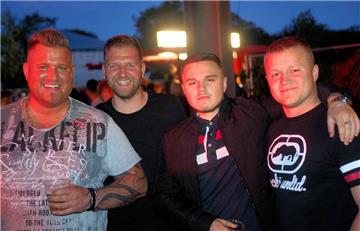 Der &quot;Dirty Barber&quot; (links) aus Bremerhaven mit seinen Kumpels hatte au...