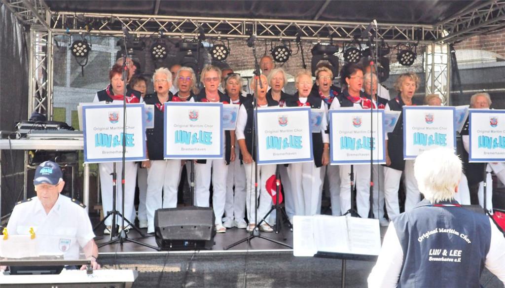 Der &quot;Original Maritim Chor Luv &amp; Lee&quot; sorgte am Sonntag für eine  ...
