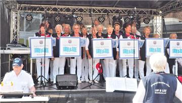 Der &quot;Original Maritim Chor Luv &amp; Lee&quot; sorgte am Sonntag für eine  ...