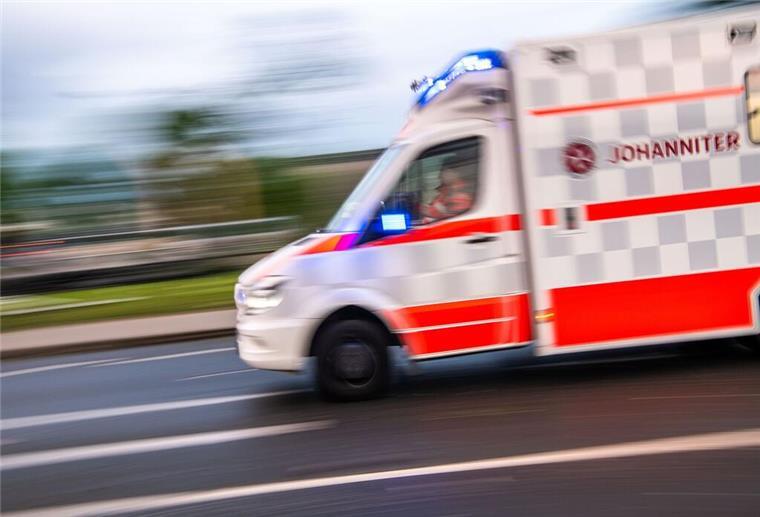 Cuxländer fährt Radfahrer in Zeven um Ein Rettungswagen bei der Fahrt.
