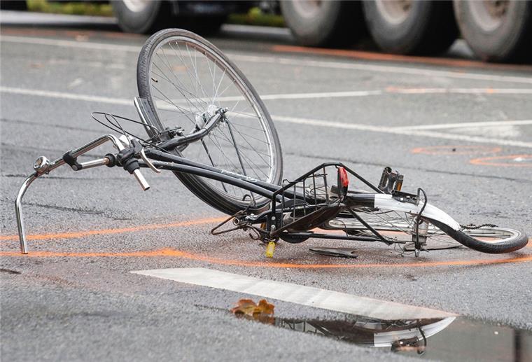 Radfahrer stirbt nach Kollision mit Milchlastwagen in Zeven Der Radfahrer wurde von dem Milchlastwagen erfasst und dabei schwer verletzt.