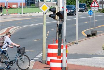 Der Radfahrstreifen über die Kennedybrücke bleibt wie die Ampelanlage an der Borriesstraße vorerst ein Provisorium.