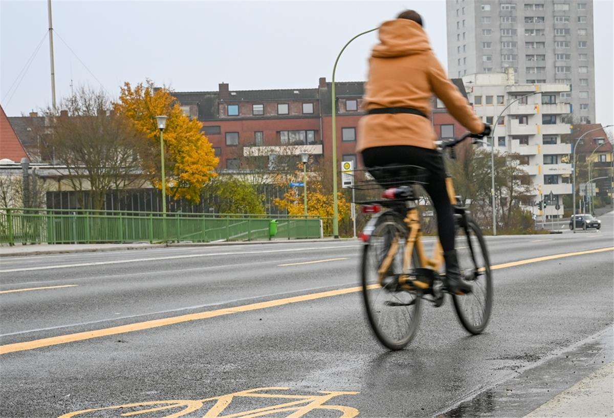 Kennedybrücke: Der rote Radfahrstreifen kommt Radfahrer auf der Kennedybrücke.