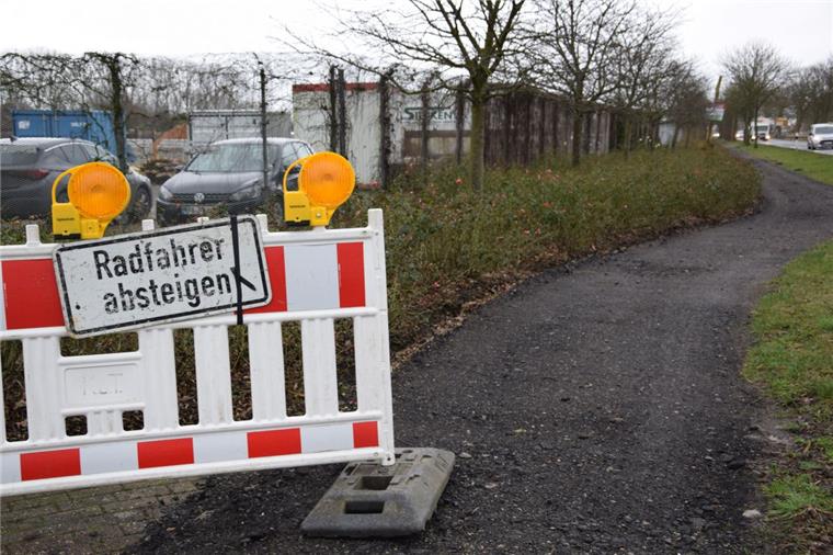 Radweg in Großensiel wird vor März nicht fertig Der Radweg entlang der Großensieler Straße ist seit November gesperrt.