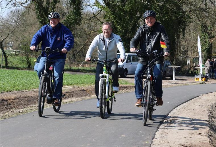 Neuer Radweg zwischen Holte-Spangen und Altenwalde bietet mehr Sicherheit Dietmar Rehfeldt, Sven Kliewe und Ingo Grahmann