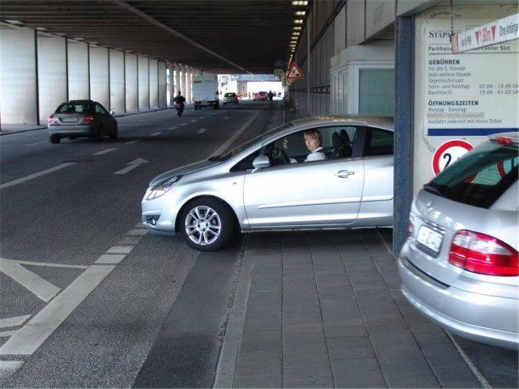 Der Radweg vor dem Parkhaus an der Columbusstraße wird laut ADFC oft von Autofahrern, die aus dem Parkhaus kommen, ignoriert. Dort komme es oft zu Beinahe-Unfällen. Das Stadtplanungsamt sagt, es wäre denkbar mit Schildern auf die Gefahrensituation schon im Parkhaus hinzuweisen