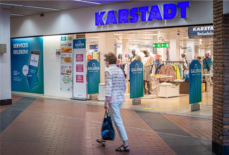 Karstadt: Räumungsverkauf beginnt im Oktober Der Räumungsverkauf bei Karstadt soll im Oktober beginnen. Mit der Abwicklung wurde ein Unternehmen beauftragt, dass sich auf Geschäftsauflösungen spezialisiert hat.