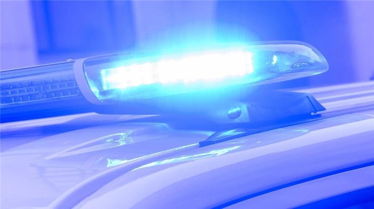 Randalierer verletzt zwei Polizisten und muss in Klinik Ein Blaulicht leuchtet auf einem Einsatzfahrzeug der Polizei.