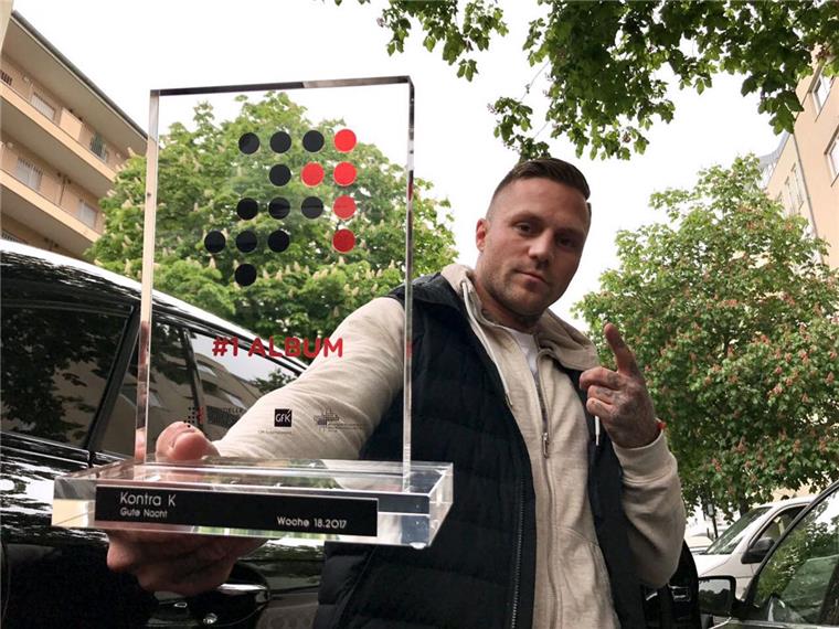 Die Bandwelle geht weiter: Kontra K rappt auf dem Deichbrand 2018 Der Rapper "Kontra K" mit dem "Nummer 1 Award der Offiziellen Deutschen Charts" für sein Album "Gute Nacht".