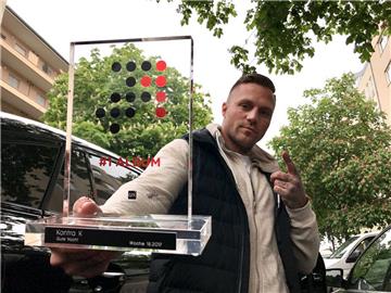 Der Rapper "Kontra K" mit dem "Nummer 1 Award der Offiziellen Deutschen Charts" für sein Album "Gute Nacht".