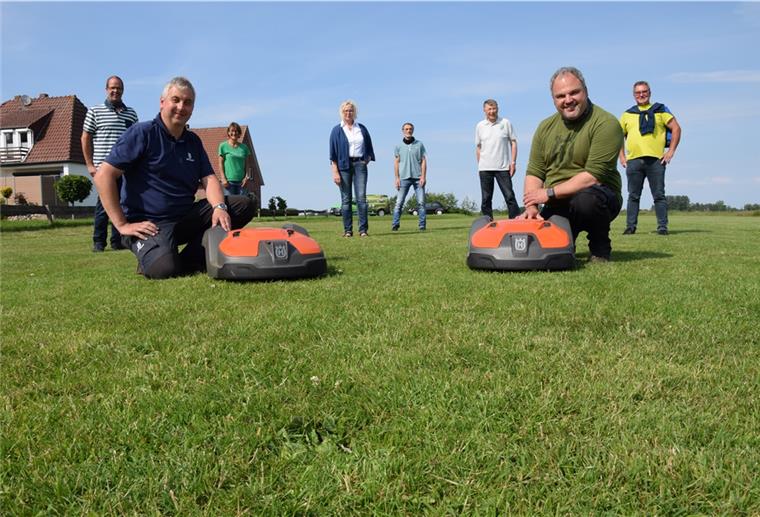 Butjadingen: Rasenmähroboter leisten auf Sportplatz gute Arbeit Der Rasen sieht jetzt so aus, wie es sich die Waddenser gewünscht hatten. Darüber freuen sich: Dirk Warns (Dorfsprecher), Joachim Meiners (RWG Hunte-Weser), Martina Coldewey (TV Waddens), Bürgermeisterin Ina Korter, Manfred Hübler (Dorfgemeinschaft), Gerold Ifsen (TV Waddens), Christian Hover (RWG) und Bernd Bunjes (KBV Waddens).