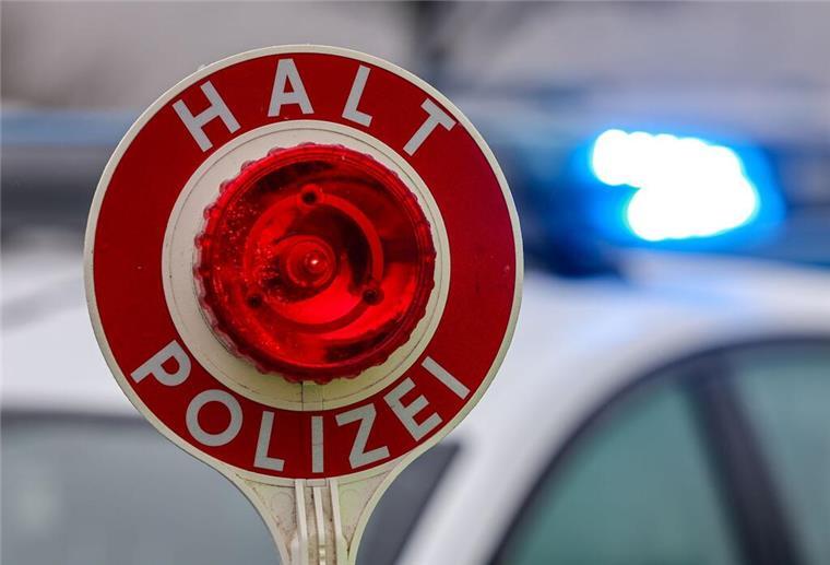 Mit über 100 km/h durch Cuxhaven: Polizei stoppt rücksichtslosen Fahrer Ein Polizist hält eine Polizeikelle für eine Kontrolle auf einem Parkplatz an der Autobahn 72.