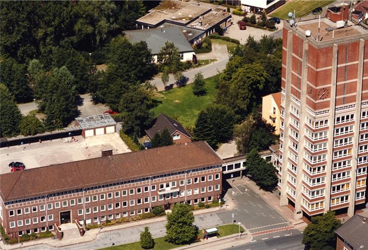 Auszug aus dem Nordenhamer Rathausturm geplant Der Rathausturm ist seit langem ein Sanierungsfall und sollte eigentlich abgerissen werden. Bis es dazu kommt, braucht der Turm aber eine Nottreppe für die Flucht der Mitarbeiterinnen und Mitarbeiter im Brandfall.