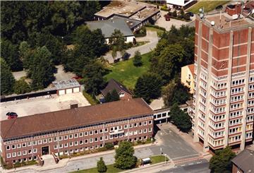 Der Rathausturm ist seit langem ein Sanierungsfall und sollte eigentlich abgerissen werden. Bis es dazu kommt, braucht der Turm aber eine Nottreppe für die Flucht der Mitarbeiterinnen und Mitarbeiter im Brandfall.