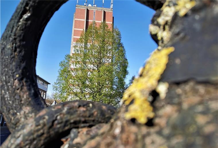 Nordenham: Rathausturm bekommt bald zweites Treppenhaus Der Rathausturm soll noch in dieser Hälfte des Jahres ein zweites Treppenhaus bekommen. Es wird von außen an der Südseite des Gebäudes (Foto) angebracht.