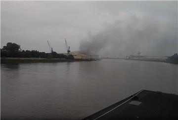 Der Rauch über der Lürssen-Werft in Lemwerder war am Mittwochabend deutlich zu sehen.