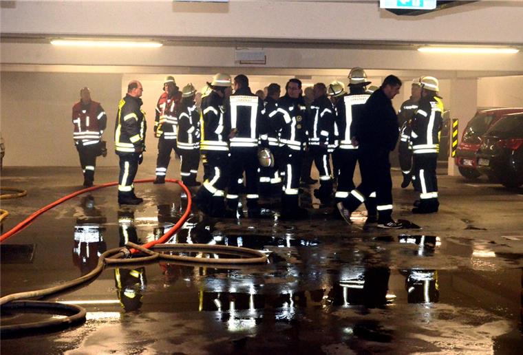 Der Rauch war noch gar nicht volständig abgezogen als es nach der Übung noch in der Tiefgarage eine erste „Manöverkritik“ gab. „Wir haben lediglich Kleinigkeiten gefunden wo wir etwas an unserer Taktik verändern müssen“, freute sich Ortsbrandmeister Michael Wilcks