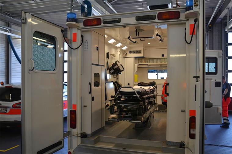Rettungswagen im Kreis Rotenburg: Im Einsatz sind sie als mobile Retter Der Raum eines Rettungswagens ist so bemessen, dass der auf der Trage liegende Patient von drei Seiten betreut werden kann – für einen der Retter steht ein Sitzplatz zur Verfügung.