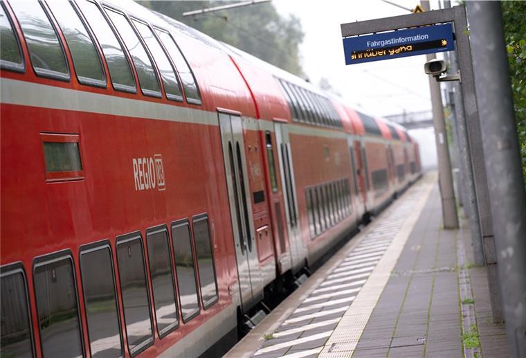 Bahnverkehr rund um Bremerhaven wird eingestellt Ein doppelstöckiger Regionalzug der Deutschen Bahn (DB) fährt durch einen Bahnhof.