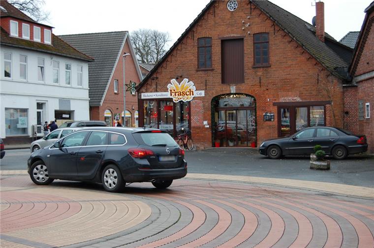 Einigung im Hagener Piazza-Streit Der Rechtsstreit mit dem Ehepaar Frasch ist beendet: Die Gemeinde gibt dem Bäcker-Paar das Grundstück zwischen dem Kreisel und dem Laden zurück. Darauf hat man sich vor dem Landgericht Stade gütlich geeinigt. Foto Archiv