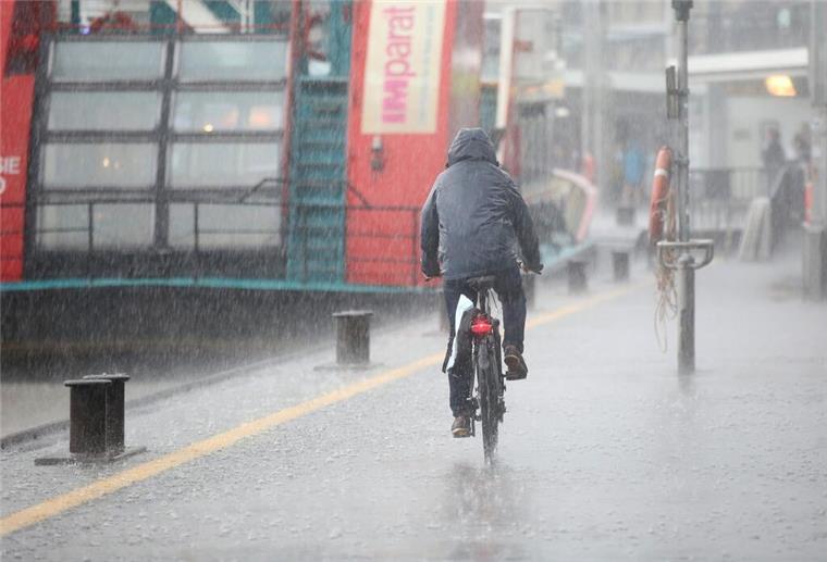 So heftig hat es vorher noch nie geregnet: Unwetter sorgt für Rekord in Bremerhaven Der Regen am Mittwoch und in der Nacht auf Donnerstag sorgte für einen neuen Rekord-Wert in Bremerhaven.