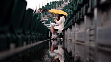 Der Regen bringt in Wimbledon den Spielplan durcheinander.