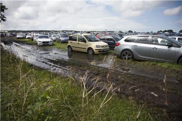 Der Regen machte zwar den Autos auf dem Deichbrand, nicht aber den Fans zu schaf...