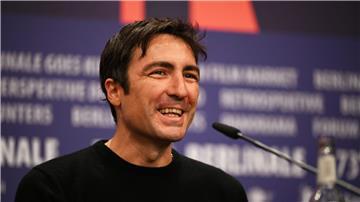 Der Regisseur Ilker Çatak spricht bei der Pressekonferenz zum Film „Das Lehrerzimmer“ auf der Berlinale.