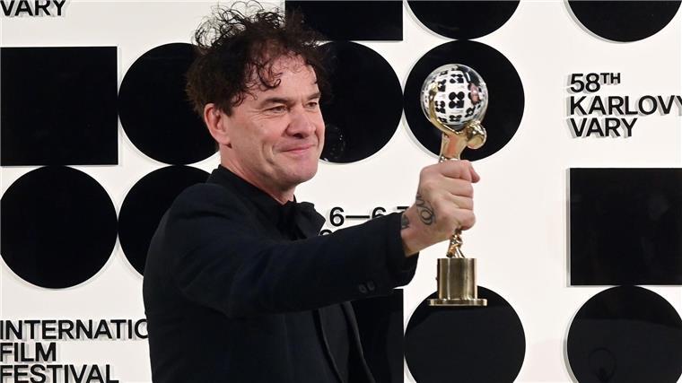 Karlsbader Filmfestival: Hauptpreis geht an Mark Cousins Der Regisseur Mark Cousins freut sich in Karlsbad riesig über den Hauptpreis, den Kristallglobus.
